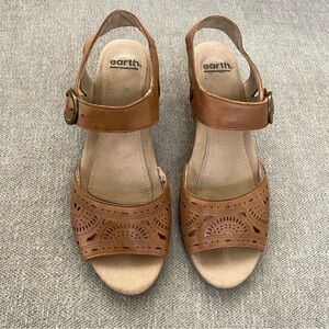 Earth leather sandals low heel